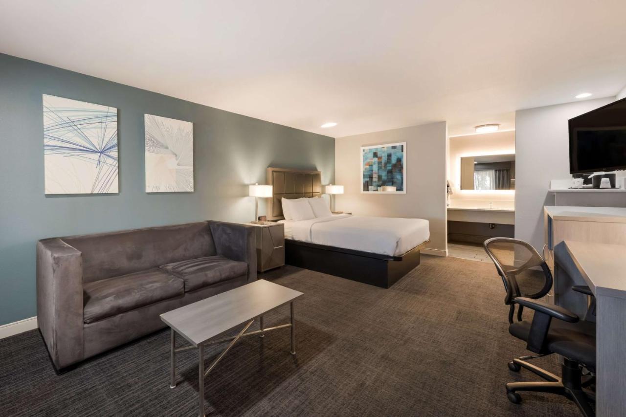 Western Big Country Hotel 2*